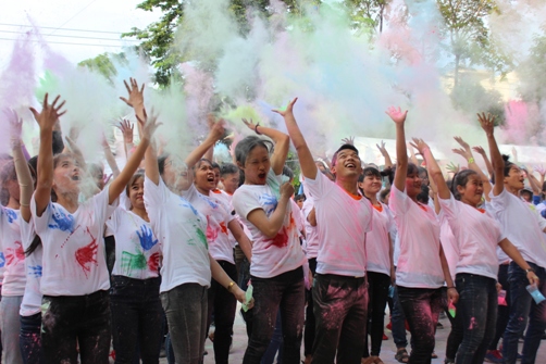 Hội viên, thanh niên hào hứng tham gia lễ hội sắc màu